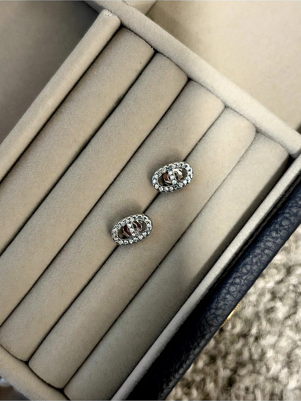 Oval Pavé Stud Earrings in 925 Silver Like New